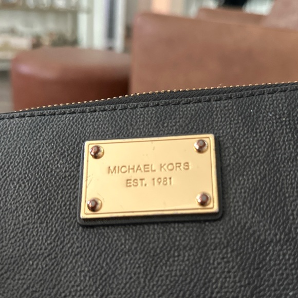 Michael Kors zippy wallet - Picture 3 of 4
